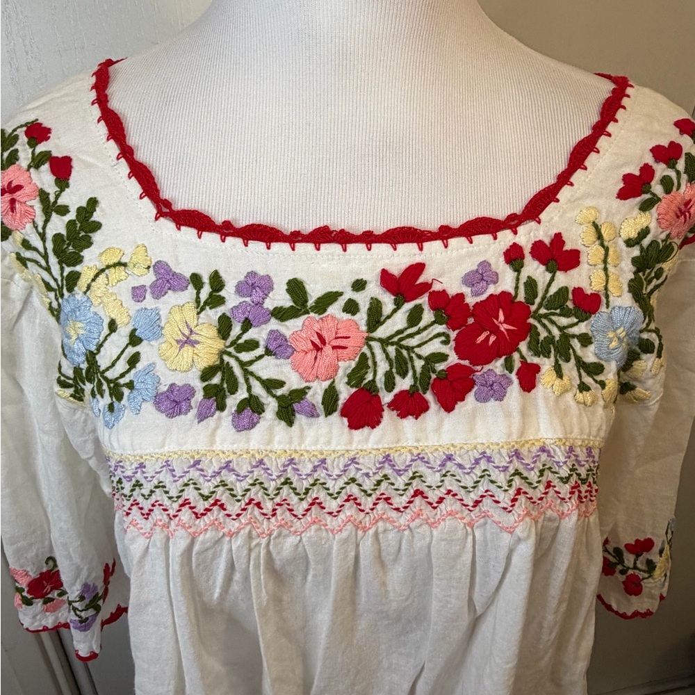 White Floral Embroidered Mexican Blouse - Picture 3 of 10
